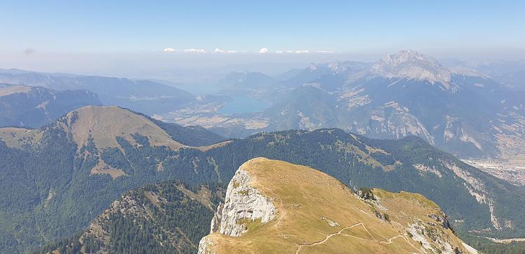 La petite Sambuy vom Gipfel aus und der See von Annecy