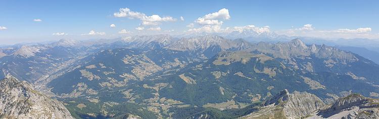 Vue sur les Alpes depuis le sommet de la Tournette
