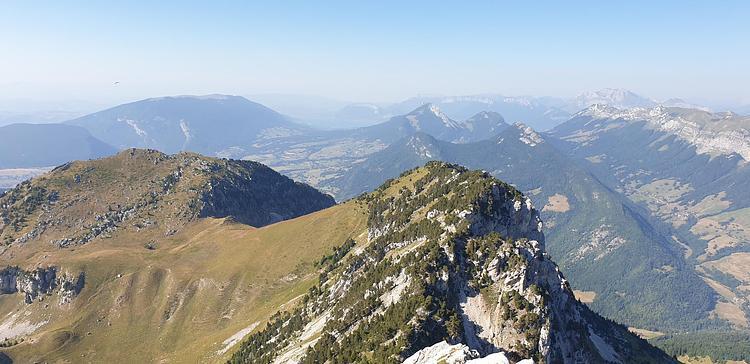 Vue sur le lac d'Annecy en arrière-plan