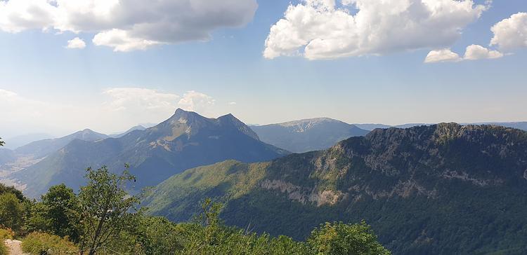 Vue sur le Mont Colombier lors de la montée au Trélod
