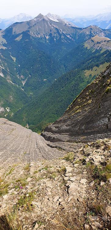 Impressionnantes formations rocheuses entre le Pécloz et l'Armenaz