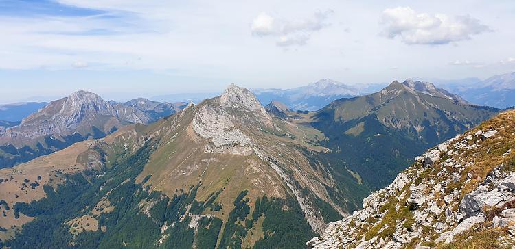 Vue sur l'Arcalod et à droite la Pointe de Chaurionde