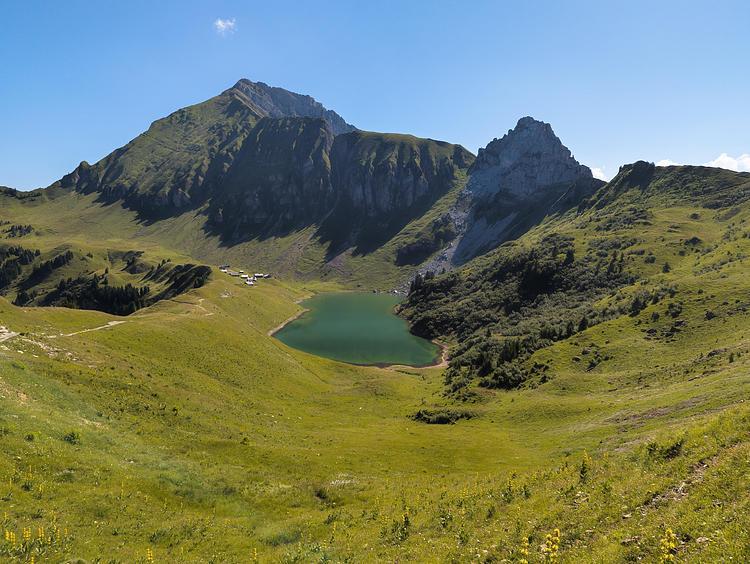 Il Lac de Lessy dal passo del Col de la Forclaz