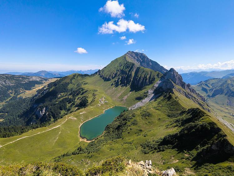Il Lac de Lessy dalla vetta dell'Aiguille verte