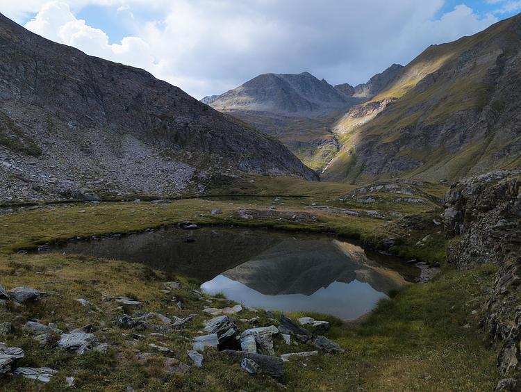Pequeño lago a lo largo del sendero