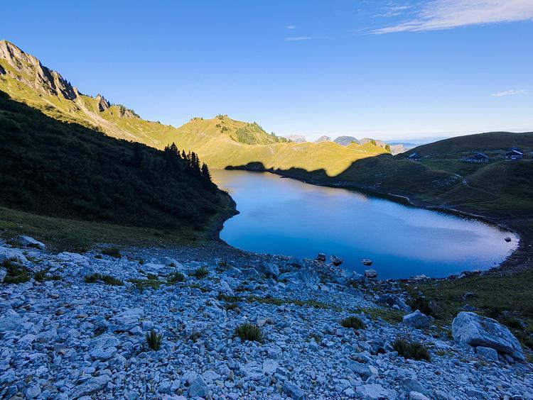 Il lago di Lessy nelle prime ore del mattino