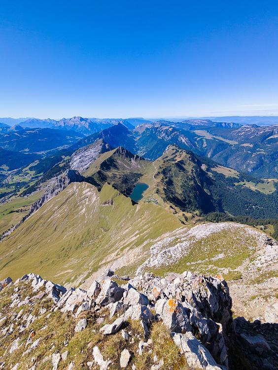 Il lago di Lessy sotto di noi dalla pointe de Jalouvre