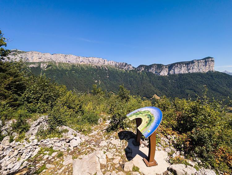 Le Mont Lachat depuis Nâves-Parmelan