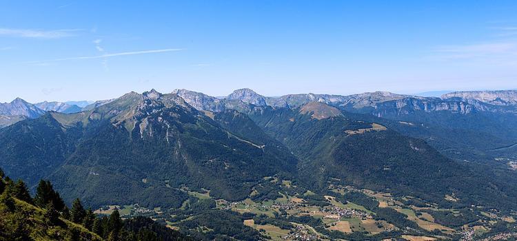 Vue sur les Bauges depuis la dent de Cons