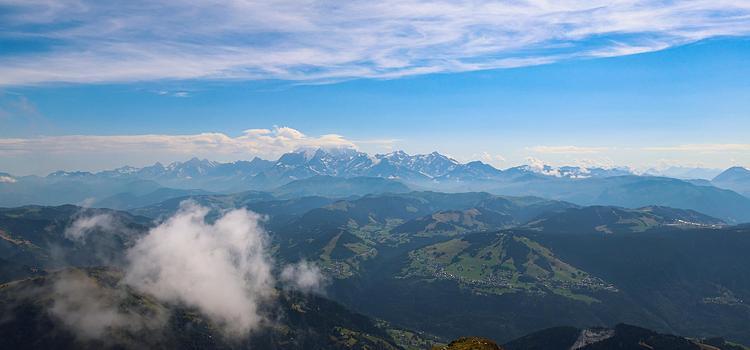 Vue le massif du Mont-Blanc depuis le Mon Charvin