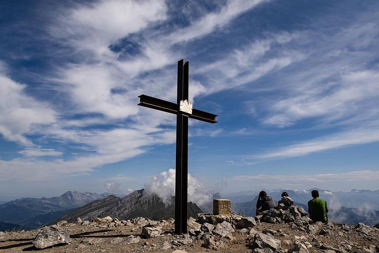 La croix au sommet du Mont Charvin