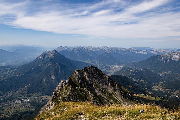 Vue la dent de Cons, au deuxième plan, depuis le Mon Charvin