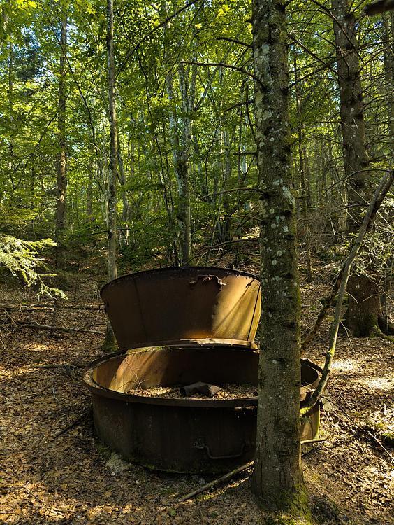 Les anciennes bassines pour faire du charbon du bois