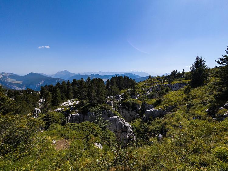 Blick auf die Aravis und den Mont-Blanc kurz vor der Hütte