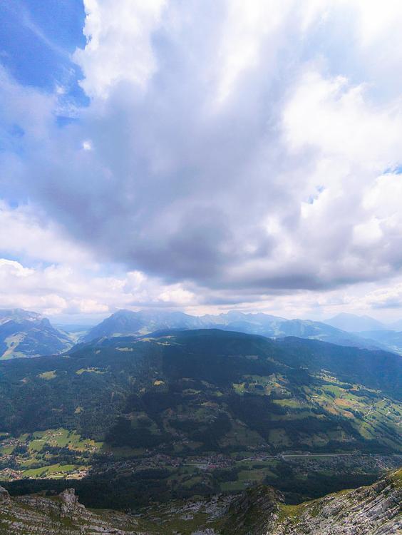 Le mont Charvin dans les nuages