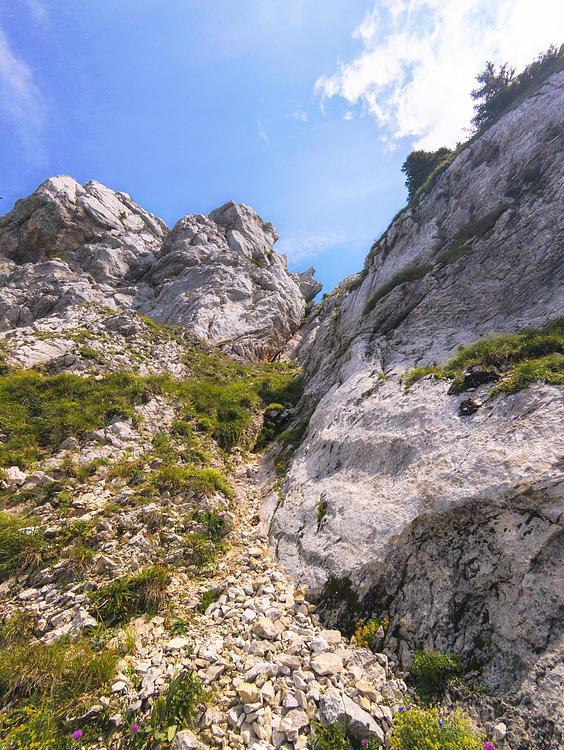 L'étroit chemin par lequel passé pour atteindre le sommet avant de faire un peu d'escalade
