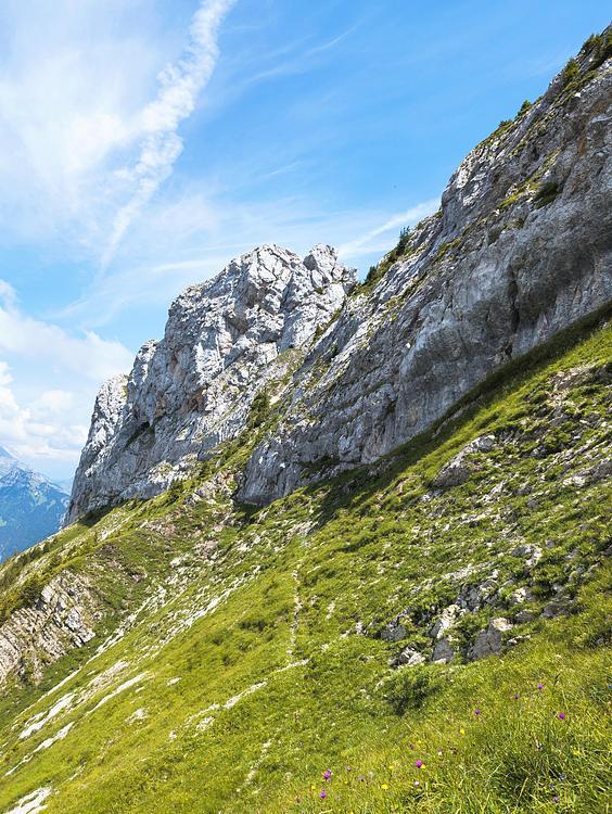 Le chemin à peine visible pour atteindre le pied des falaise