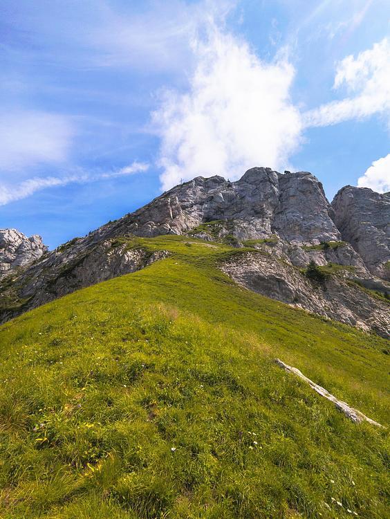 Continuez tout droit pour atteindre le pied des falaise puis tourner à gauche pour les traverser