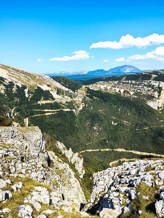 La route pour atteindre le tunnel du Rousset
