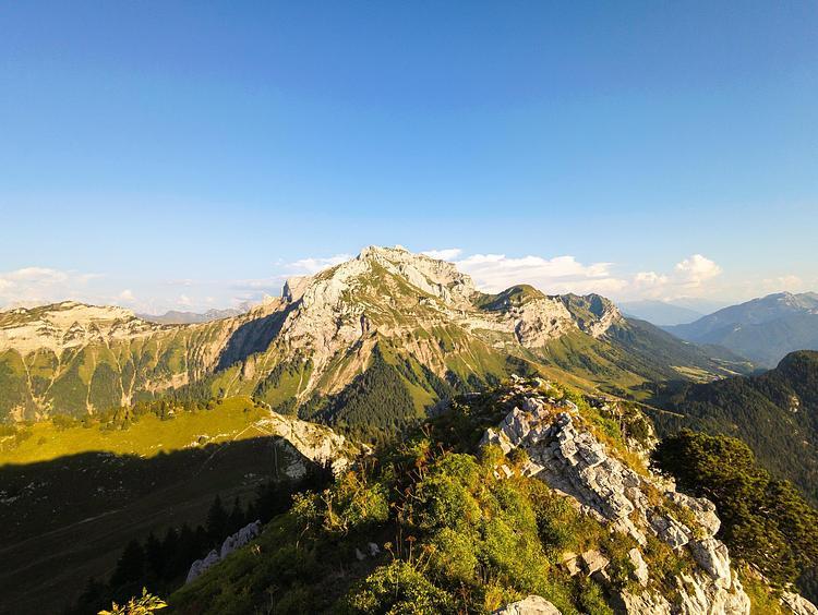 Vue sur la Tournette depuis la Roche Muraz