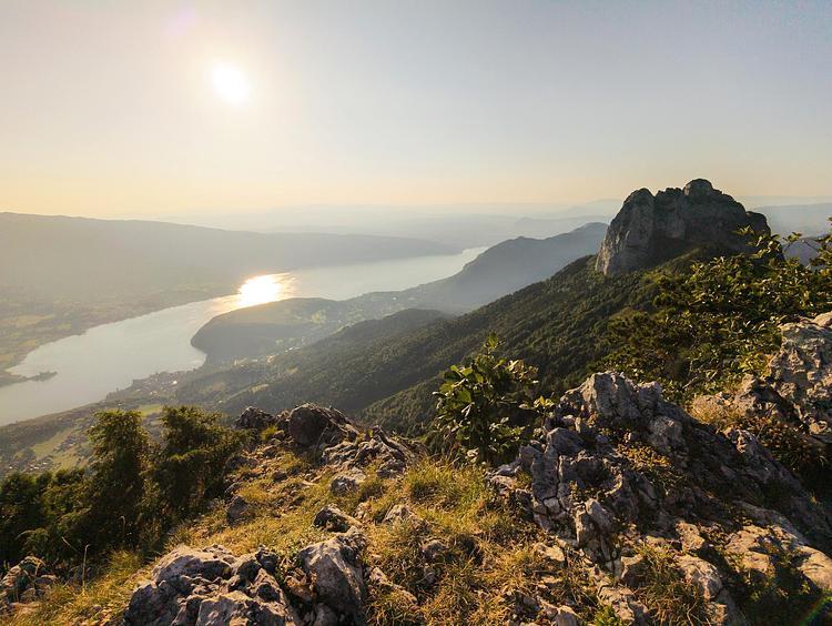 Vue sur le lac d'Annecy depuis la Roche Muraz