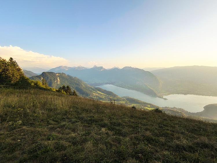 Vue sur le sud du lac d'Annecy depuis la Roche Muraz