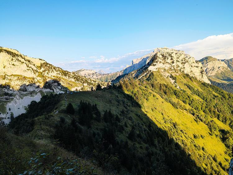 Vue sur la Tournette ay loin