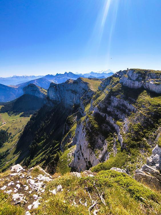 Vue vers le nord des Alpes depuis la montagne de Sous-Dine