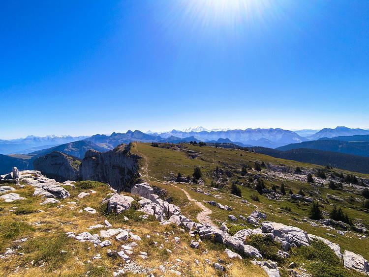 Vue sur le Mont-Blanc depuis la montagne de Sous-Dine