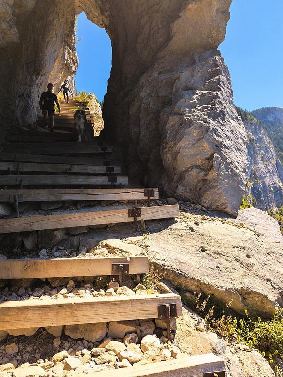 Les escaliers au bord de la falaise au Pas du Roc