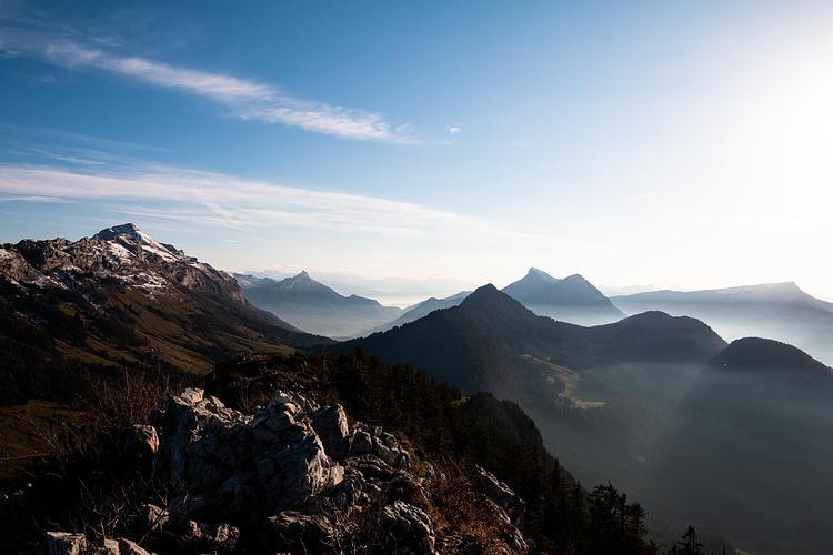Vue sur les Bauges, dont le Colombier depuis le sommet du roc.