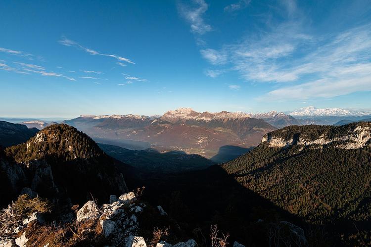 Vue sur le lac et le Mont-Blanc depuis le Roc de Four Magnin