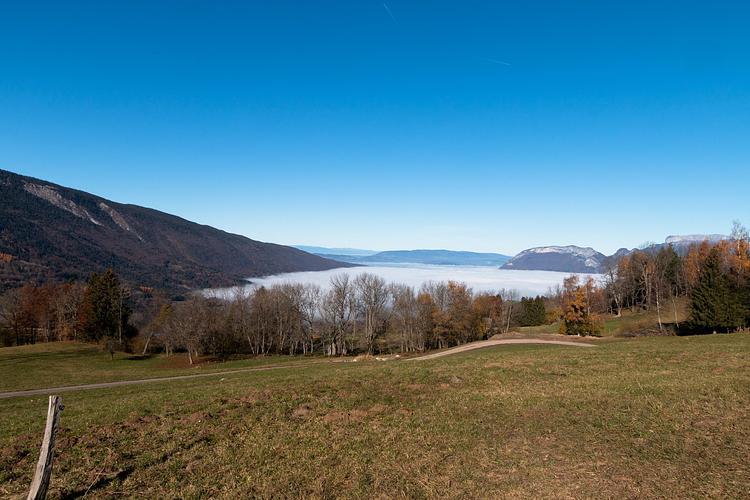 Vue le lac d'Annecy recouvert par les nuages