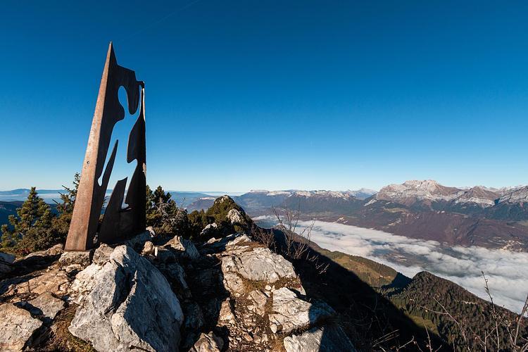 Le lac avec la sculpture du grimpeur 