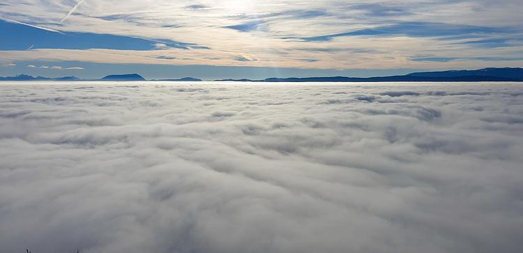 
Vue sur une mer du nuage juste avant le sommet