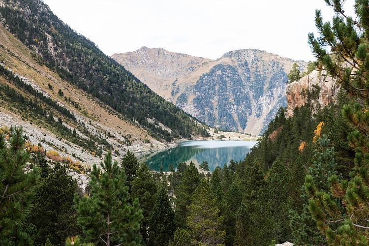 Vue en hauteur du lac de Gaube