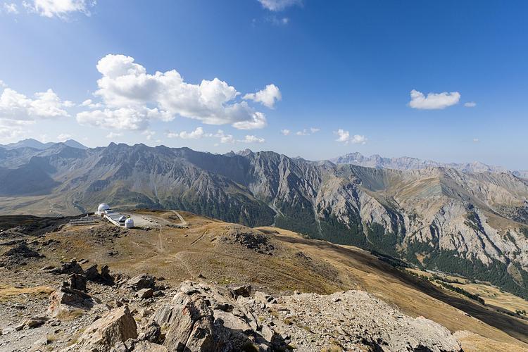 Vista del sur y del observatorio desde la cima