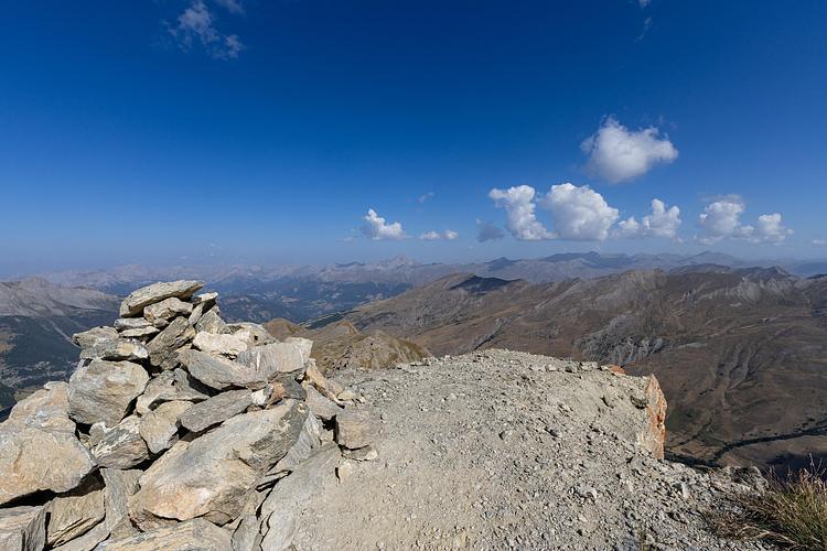 Vista hacia el oeste, con los Écrins al fondo