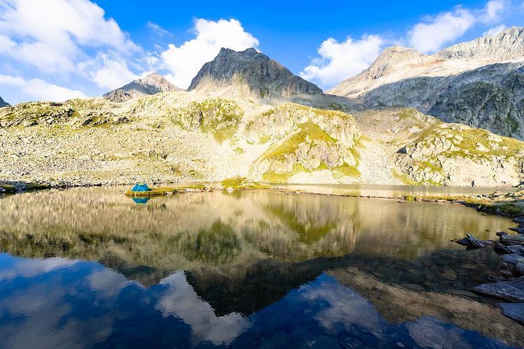 Weißer See mit einer Insel in der Mitte, ideal zum Zelten