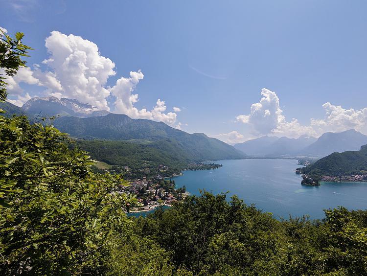 Vue sur Doussard depuis le belvédère du Roc de Chère