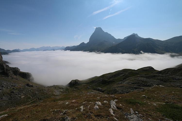 La brume dans la vallée autour du pic le matin