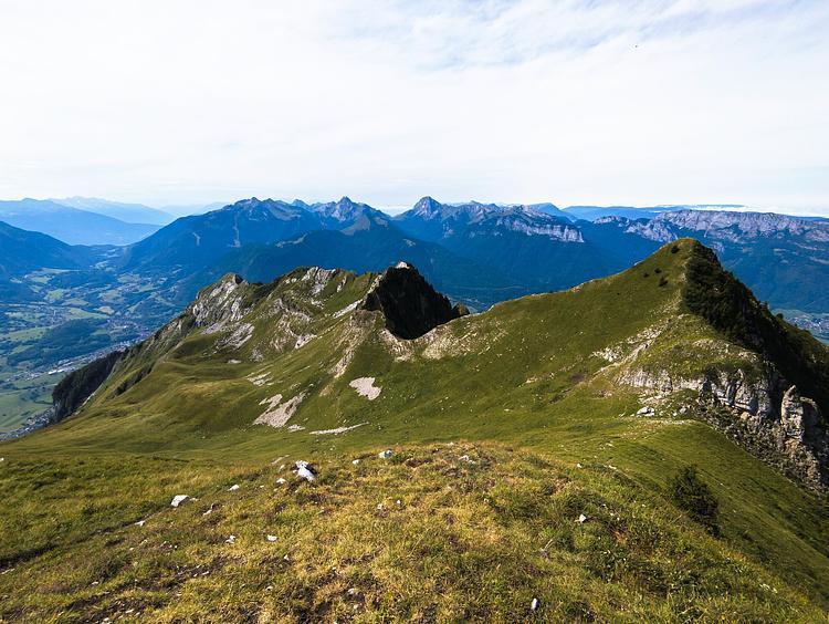 Vue sur les Bauges depuis le sommet du crêt des Mouches