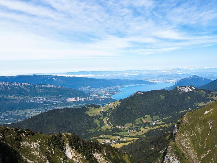 Lac d'Annecy du sommet du sommet du crêt des Mouches
