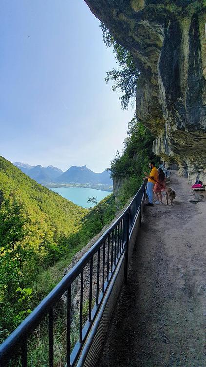 Blick auf den See vom Weg zum Wasserfall aus