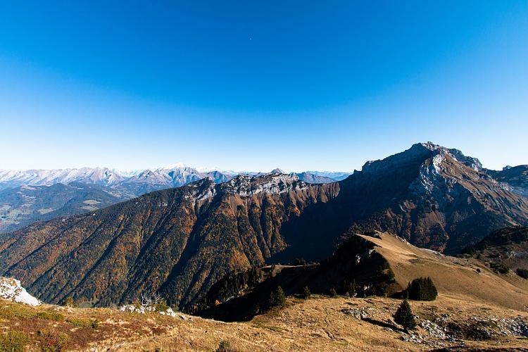 Blick von der Spitze auf den Mont-Blanc und die Tournette