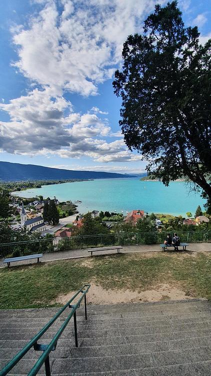Vue depuis la grotte sur le lac