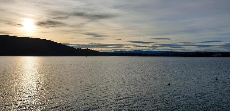 Blick auf Annecy bei Sonnenuntergang