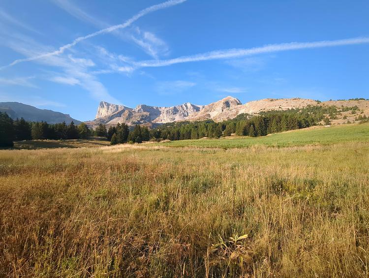 Vue sur le plateau de Bure depuis le bas